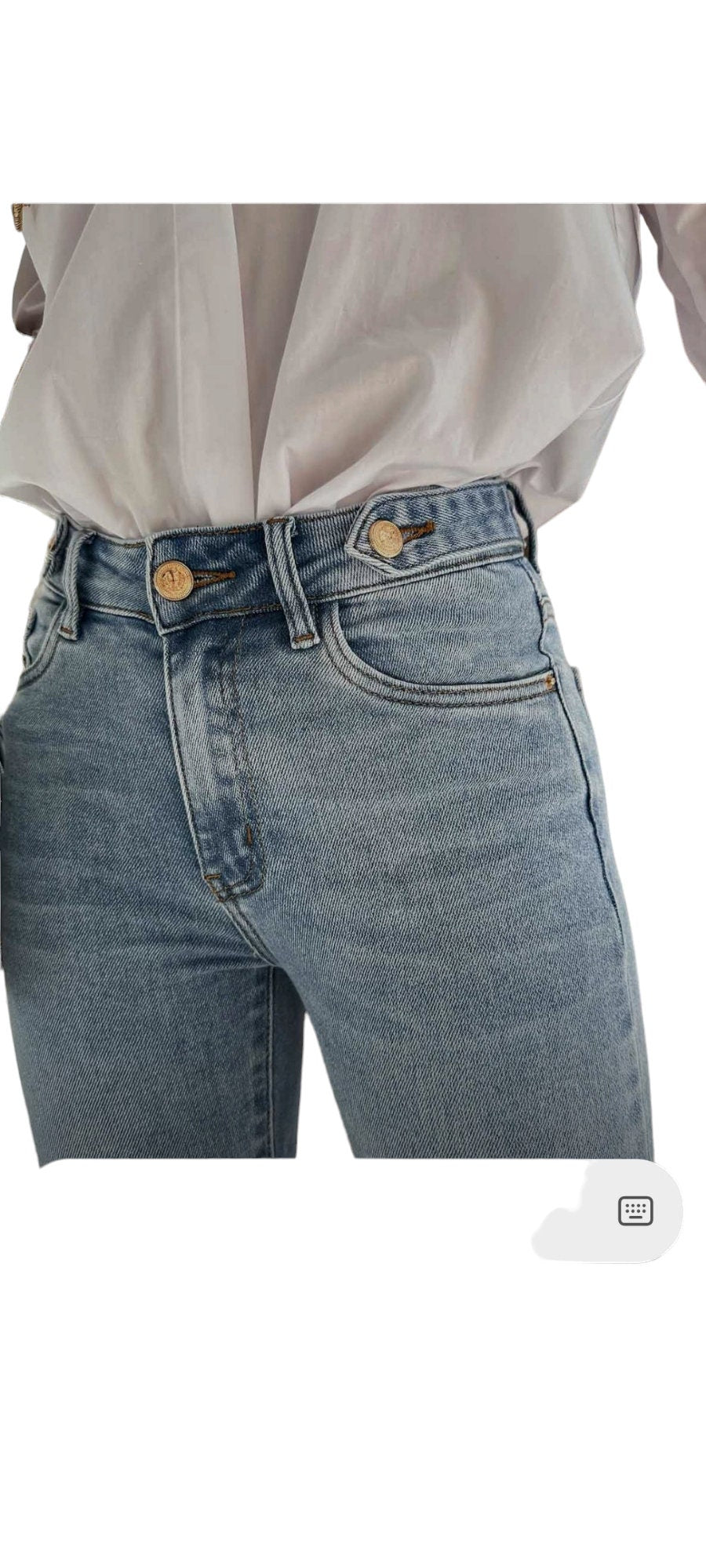 Skinny light blue jeans with gold buttons